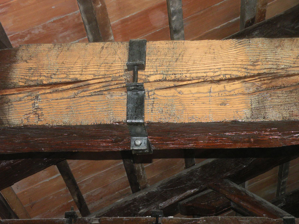 particolare trave in legno sabbiata